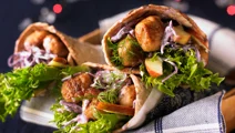 Kycklingköttbullar med rödkålsallad i tunnbröd
