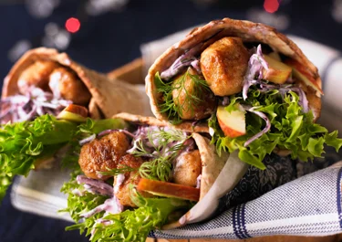 Kycklingköttbullar med rödkålsallad i tunnbröd