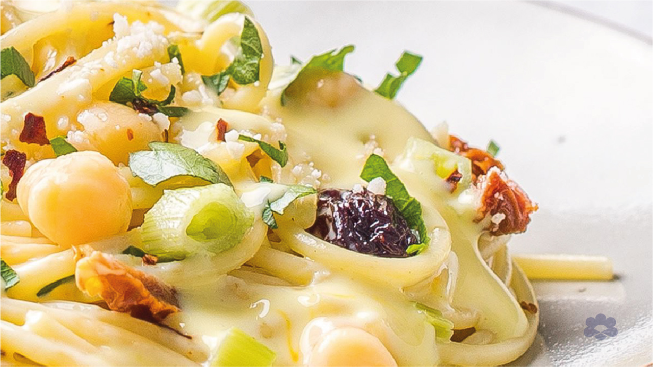 سباغيتي مع الحمص وصوص البشاميل والجبنة والزعفران 