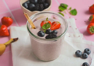 High-protein breakfast smoothie with skyr and berries