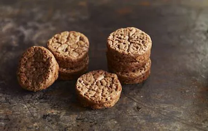 Jobba brett med olika bottnar och anpassa dem efter storleken på dina desserter och bakverk. De kan lätt omvandlas till smulor som passar både grund och till topping. Receptet på crumble kan också stansas ut i ring och form till botten.
