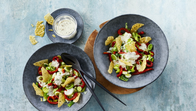 Grillet peberfrugtsalat med escabechekrydret flødedressing