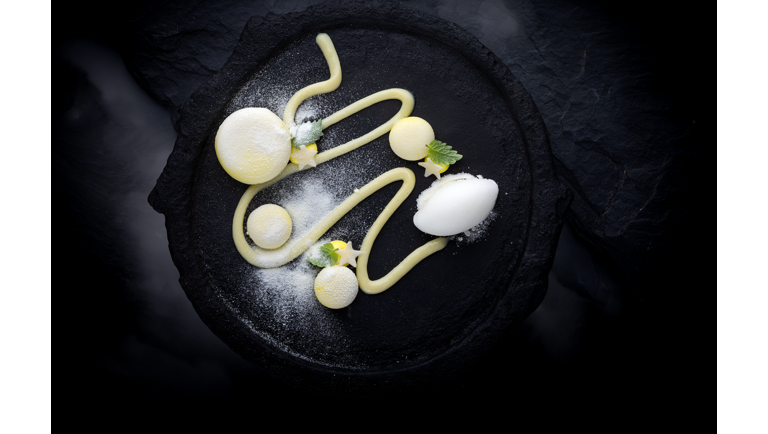 Hvid chokolade-limemousse med kefir-yuzu sorbet