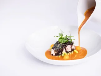 Jomfruhummersuppe med ovnbagt vesterhavsfisk, porrer & græskar