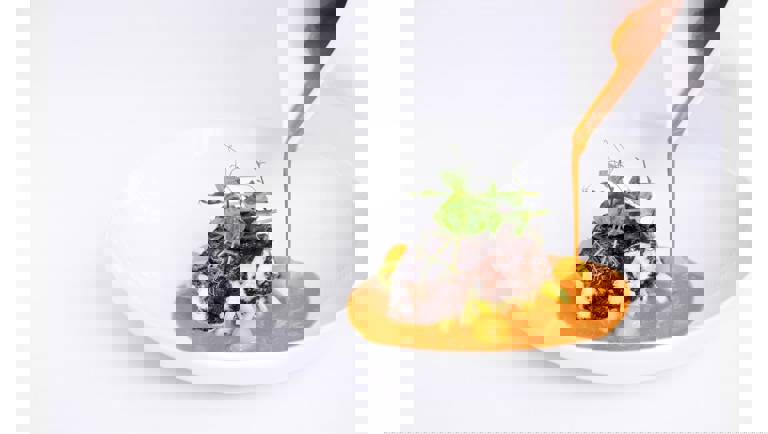 Jomfruhummersuppe med ovnbagt vesterhavsfisk, porrer & græskar