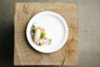 Cheddarjuustokakku, mantelia ja omenasorbettia