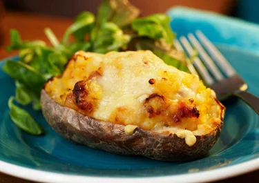 Dubbelbakad potatis med bacon och ost
