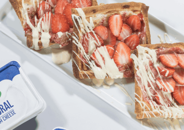 Hojaldres daneses con fresas y Arla Queso de untar Natural
