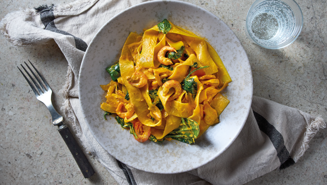 Saffranspasta med kyckling och räkor