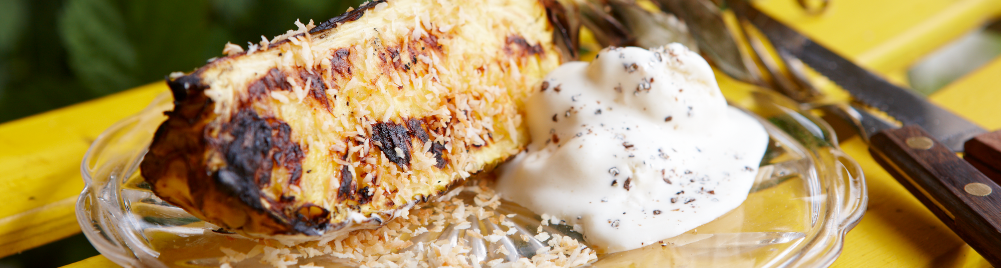 Grillet ananas med yoghurt-is