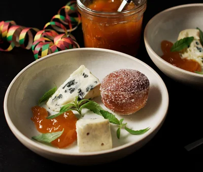 Minikrapfen mit Blauschimmelkäse und Marmelade