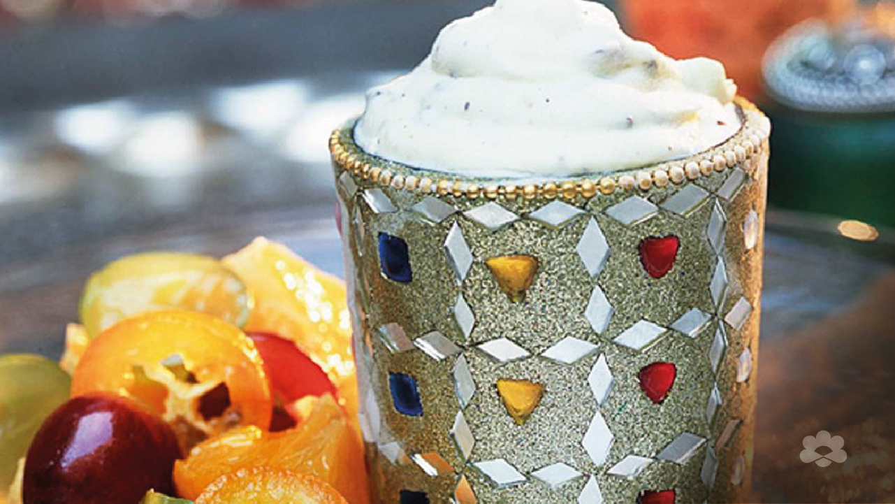 آيس كريم الزبادي بالهيل واللوز