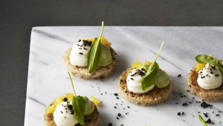 Olivenbriocher med gedeostcreme og skovsyre