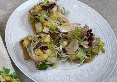 Cestitos con ensalada de manzana y dados de queso