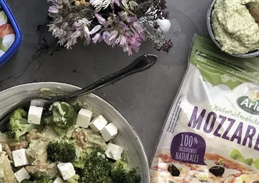Pasta con pesto de brócoli, nueces y Arla Apetina