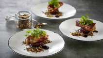 Gourmet tapas med okse og rødbede