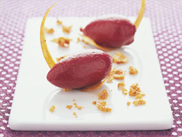 Yoghurtglass på svarta vinbär med honungscrunch och stjärnanisnougatine