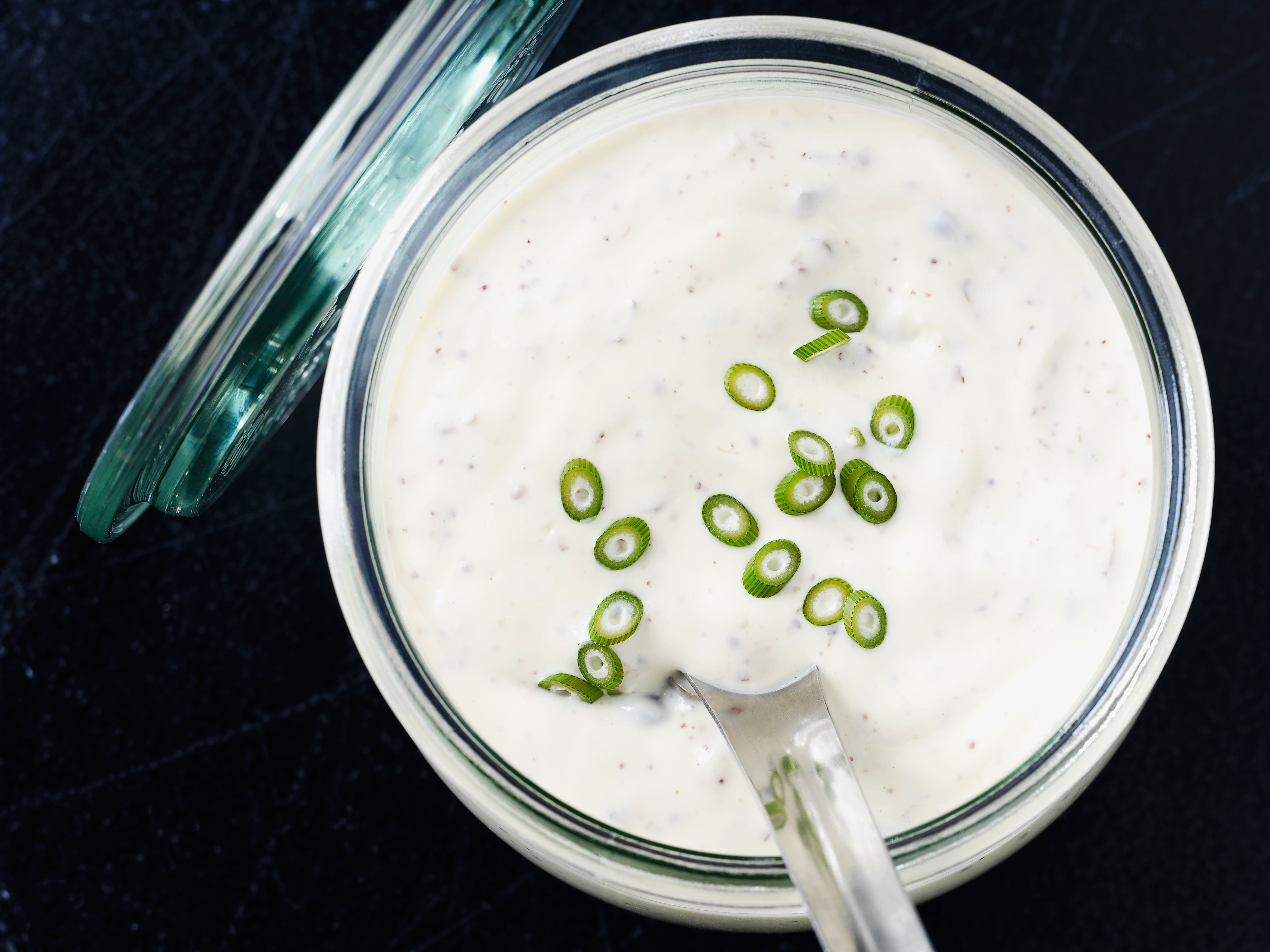 Hytteostdip med sennep og kapers