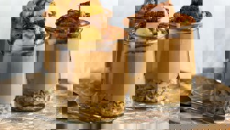 Salted caramel pudding με μπισκότα βρώμης, μπανάνα και κακάο
