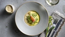 Öppen hummerravioli med smörad hummersås