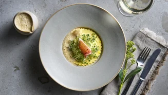 Öppen hummerravioli med smörad hummersås