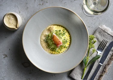 Öppen hummerravioli med smörad hummersås