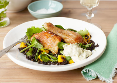 Kanankoipia ja kermaista avokadotahnaa