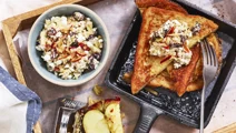 French toast med cottage cheeseröra på äpple och russin