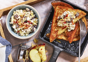 Proteiinipitoinen ranskalainen paahtoleipä raejuustolla