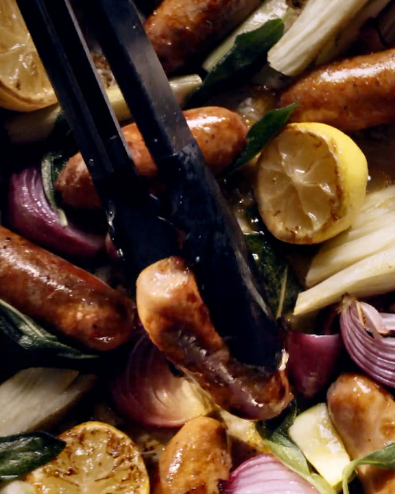 Vassoio di salsicce e verdure al forno