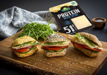 Μικρά sandwiches με κοτόπουλο και Arla Protein Delite 5%