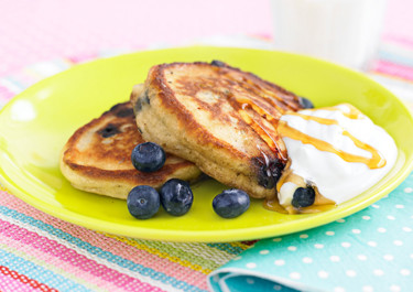 Amerikkalaiset pannukakut hedelmien ja marjojen kera