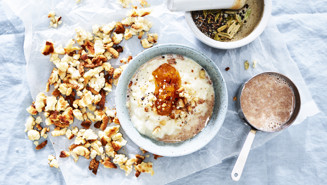 Mandelgröt med hjortronsylt och rostad mandelmassa