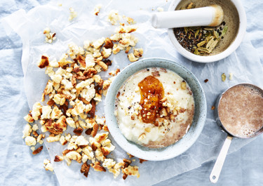 Mandelgröt med hjortronsylt och rostad mandelmassa