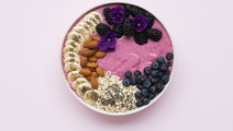 Acai bowl med chiafrø, skovbær og mandler