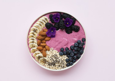 Acai bowl med chiafrø, skovbær og mandler