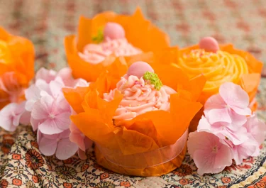 Vaniljcupcakes med färgglad topping