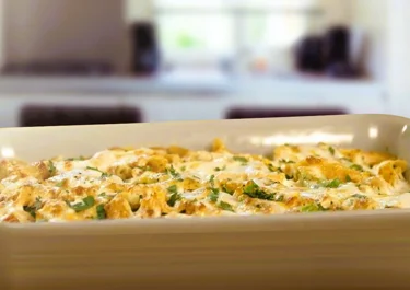 Kip-pastaschotel uit de oven
