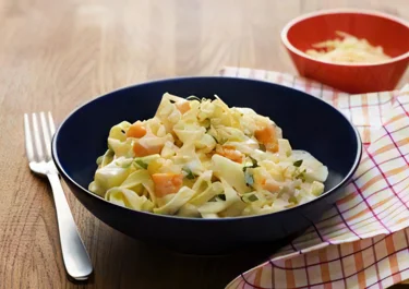 Pasta med gräddkokta grönsaker