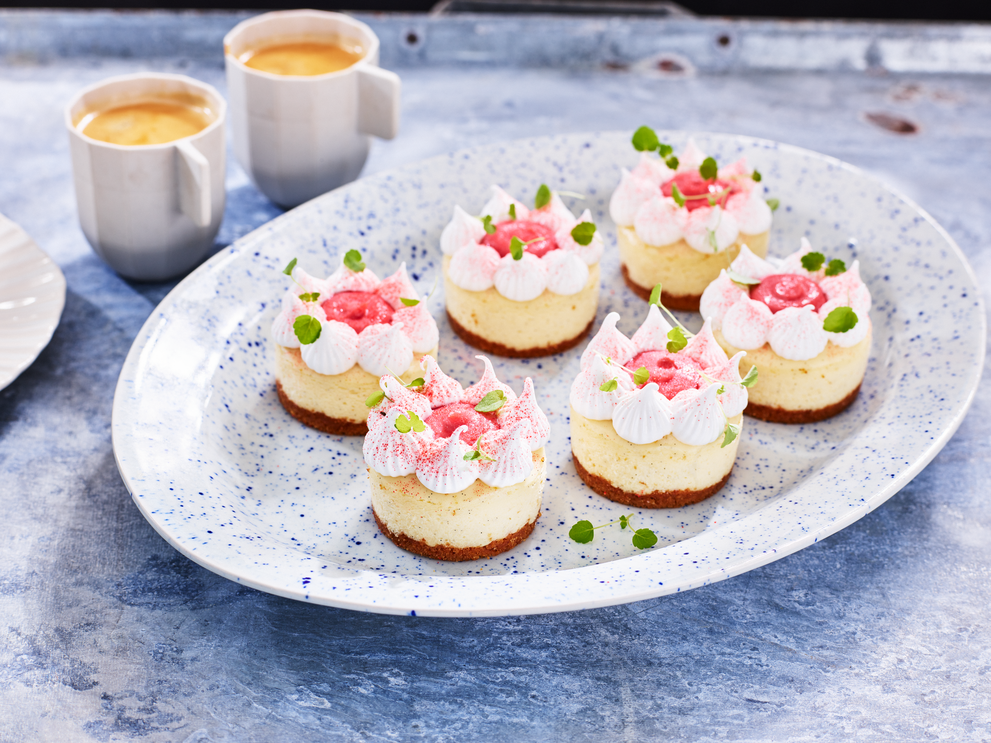 Små cheesecakebakelser med halloncurd