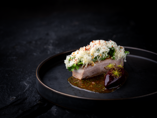 Braiseret grisebryst med miso-sauce og Gnalling