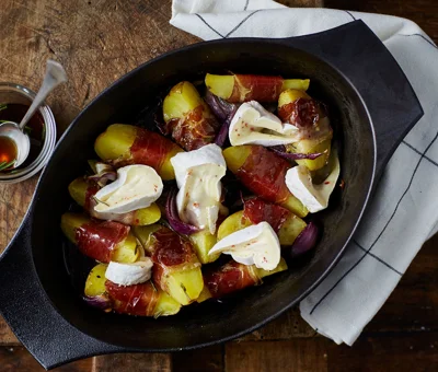 Gratin med white med rød chili, glaserede kartofler og parmaskinke