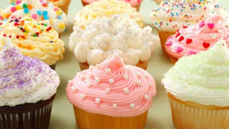 Värikäs cupcake-kuorrutus