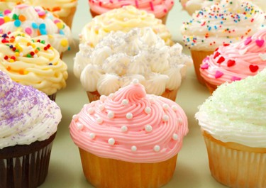 Värikäs cupcake-kuorrutus