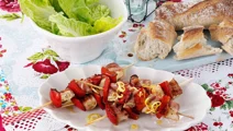 Baconlindade grillspett med örter och citron