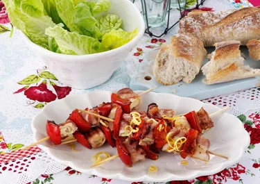 Baconlindade grillspett med örter och citron
