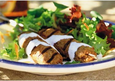 Jauhelihakebakot ja valkosipulikastike