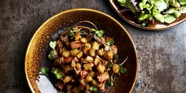 Kanamakkaraperunat on suomalainen katuruokasuosikki kevyempänä ja raikkaampana versiona.