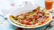 Tomatomelett med kikärt- och avokadosallad