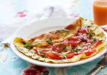Tomatomelett med kikärt- och avokadosallad